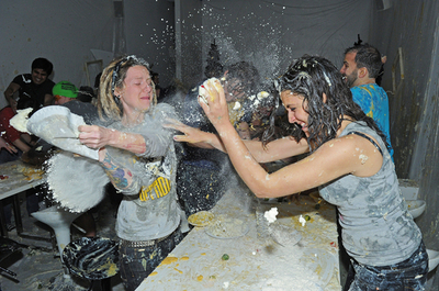 クリームまみれで文字通りの「フードファイト」、ロンドン