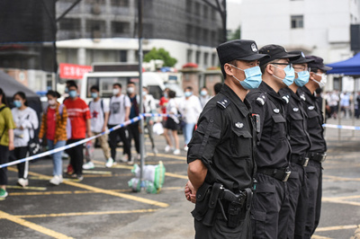 中国で学生数千人がデモ 学校統合に抗議 学長を人質に