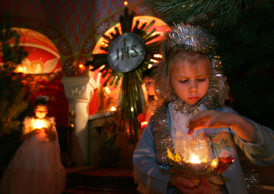ベラルーシのカトリック寺院で厳かなクリスマス式典