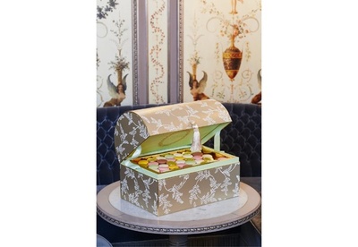 京都唐紙の老舗「唐長」とコラボ、「ラデュレ」限定トレジャーボックス