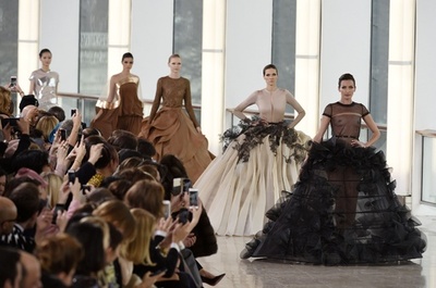 生地と色の柔らかさで魅せる究極のエレガンス、「ステファン・ローラン」15年春夏オートクチュール