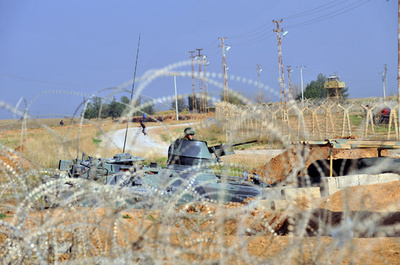 トルコ越境のシリア難民、一晩で8000人に達する