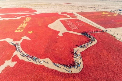 中国国旗と地図、唐辛子で描く 建国70周年を記念
