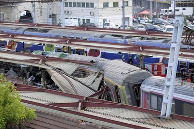 パリ近郊で列車脱線、少なくとも6人死亡 26人重軽傷
