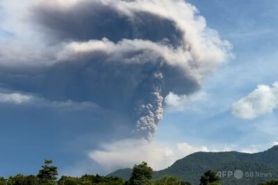 インドネシア火山が噴火、上空1.2キロまで噴煙