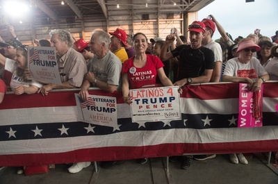 ワシントンを抜け出したトランプ氏と支持者らの蜜月関係