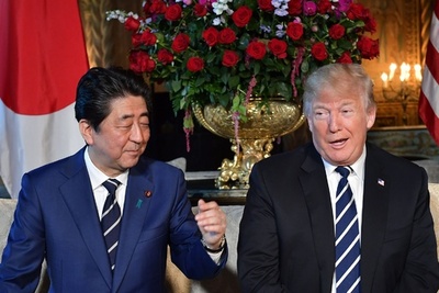 カメラの前で圧力 「トランプ流」に屈した安倍首相、貿易協議に同意