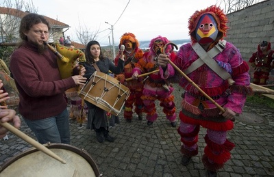 聖ステファノ祭、カラフルな伝統衣装でダンス ポルトガル