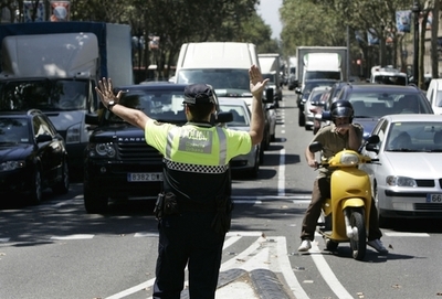 警官なりすまし男、1時間にわたり交通整理 スペイン