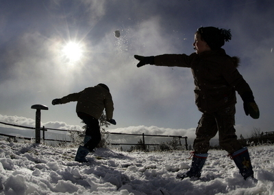 警官に雪玉を投げつけて有罪、英国
