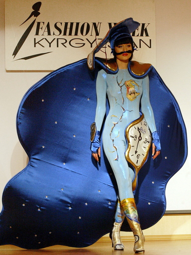キルギス人デザイナー、ダリ風ファッションを発表 - キルギス
