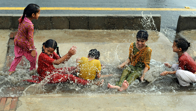用水路で遊ぶ子どもたち、パキスタン