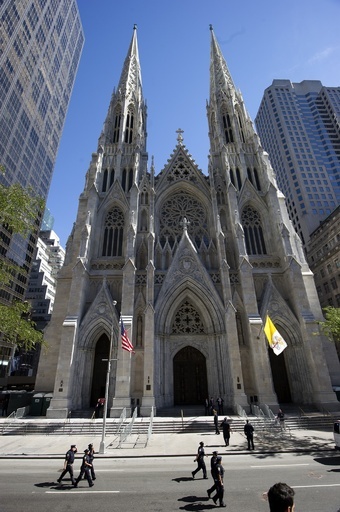 大聖堂にガソリンとライター持ち込んだ男を逮捕、米NY市警