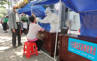 新型コロナウイルスの核酸検査室を訪ねる 中国・武漢市