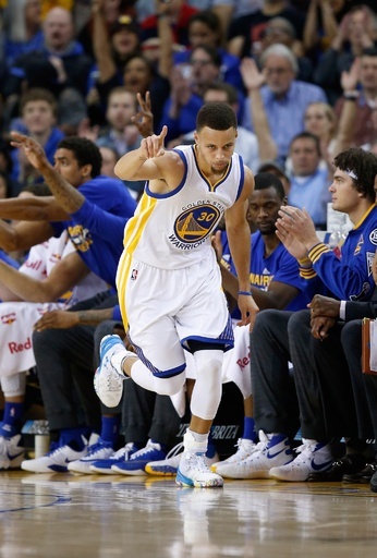 ウォリアーズが今季60勝目に到達、誕生日のカリーは27得点