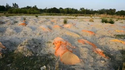 動画：インド地方部の隠れた惨状 コロナ犠牲者は浅い穴や川に