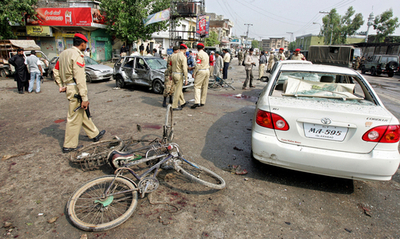 パキスタンの軍駐屯地で連続爆発、25人死亡、自爆テロか
