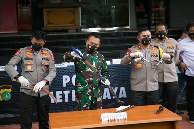 インドネシア警察、イスラム指導者の支持者6人射殺 警察署襲撃で