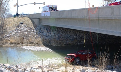 凍てつく川に車が転落、14時間後に女児救出 米ユタ