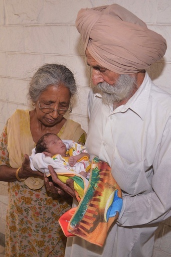 インド女性 70歳で第1子出産 79歳夫と体外受精で 写真8枚 国際ニュース Afpbb News