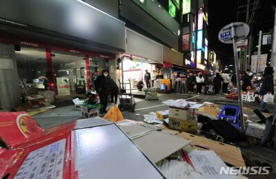 韓国・バスがワゴン車に追突、伝統市場の商店に突っ込む