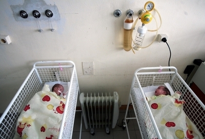 62歳女性が双子を出産、養子認められず決断 ブルガリア