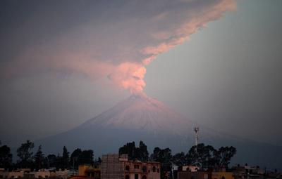メキシコのポポカテペトル山が噴火