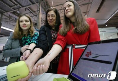 「夏のタトゥー」もはや躊躇しない…韓国で人気「2～3秒でできる」「水で消える」