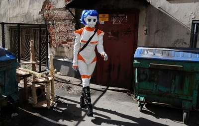 自作の「キグルミ」でロシアの街中を闊歩する男性