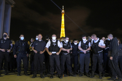 仏政府、警察の「チョークホールド」禁止を保留