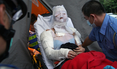 酸性の液体かけられ11人負傷、香港繁華街