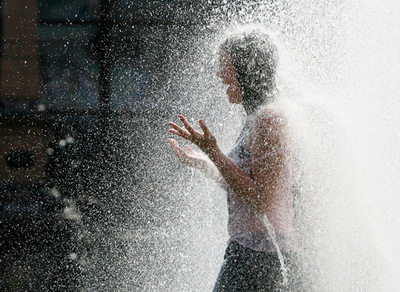 気温28度、噴水に入る気持ちも分かる？ - ドイツ