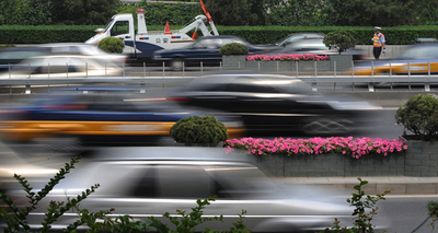 中国の交通事故死者、20年間で2倍近くに