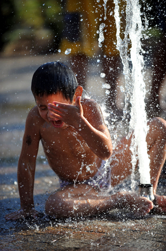 真夏のチリ、子どもたちが噴水で水遊び