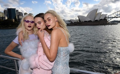 「ディスプニア」豪海上でファッションショー