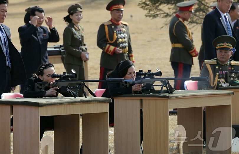 銃を構えるキム・ヨジョン（金与正）党中央委員会総務部長（前列左端）＝労働新聞(c)news1