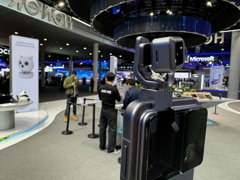 MWC 2026で展示されたロボットデモの様子(c)NEWSIS