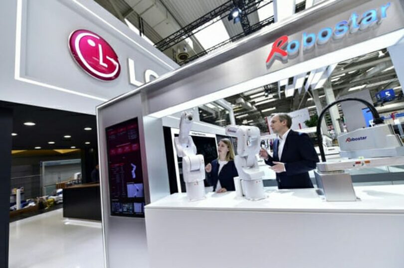 ロボスターの垂直多関節と水平多関節ロボット＝LG電子(c)KOREA WAVE