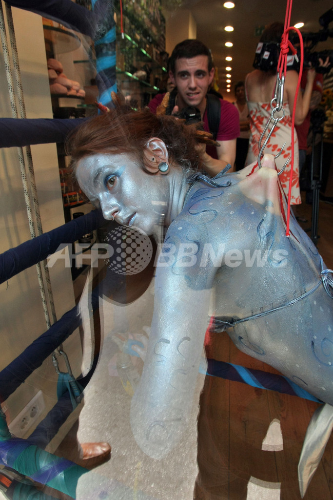 体に釣り針刺してサメ保護訴える、パリ