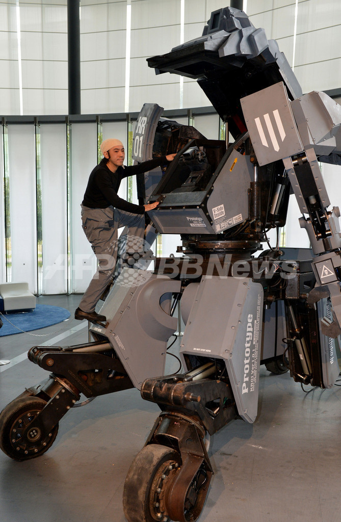 乗り込んで操縦できる人型ロボ「KURATAS」、価格は100万ドル