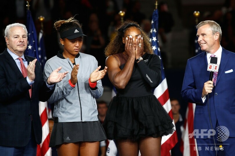 激高するセレーナの「差別的」風刺画、豪漫画家に世界中から批判の嵐