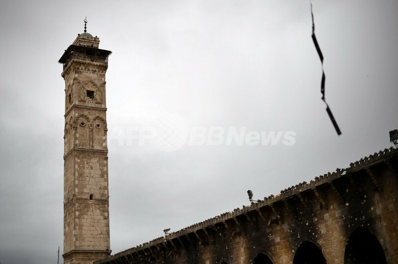 ウマイヤド・モスクの塔、戦闘で崩壊 シリア北部アレッポ