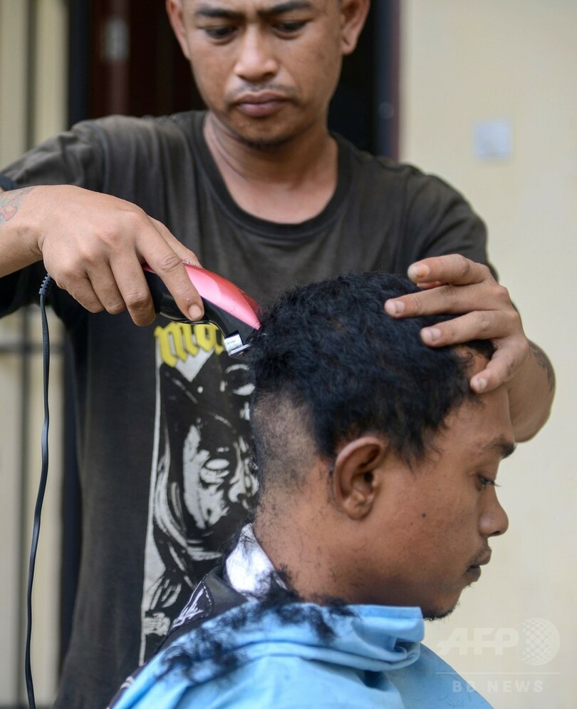 パンクロックは取り締まり対象、愛好者を丸刈りに インドネシア