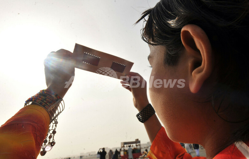 世界各地で日食観測、思い思いに観察