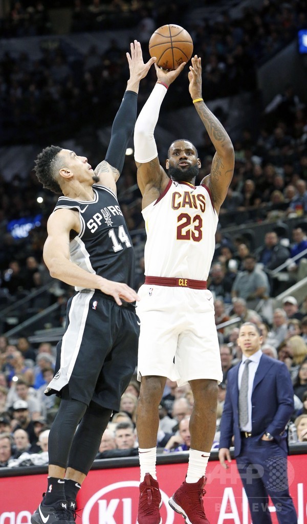 レブロンが史上最年少で通算3万得点、コービー氏の記録更新