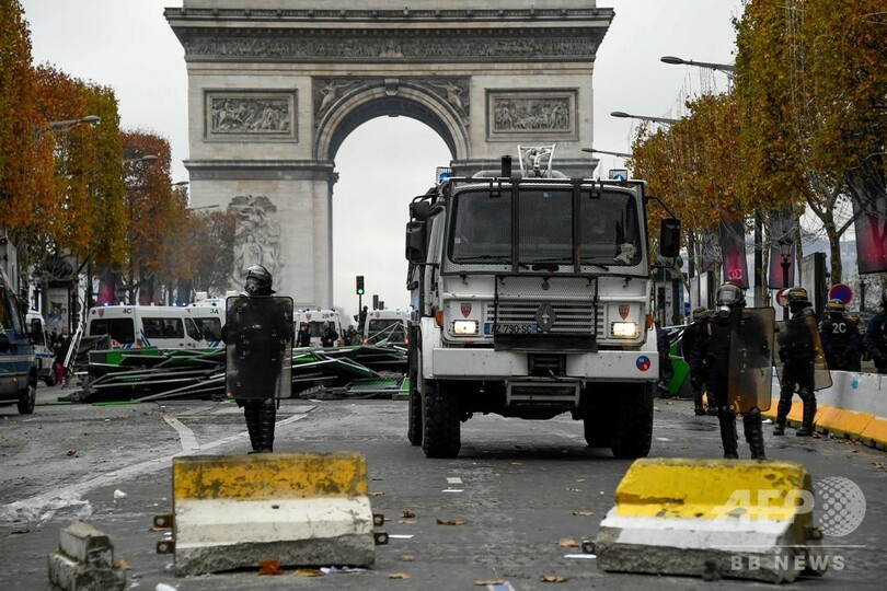 仏で抗議デモ続く シャンゼリゼ通りで警察と衝突も