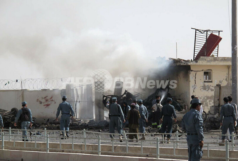 ヘルマンド州都の警察本部前で自爆攻撃、13人死亡  アフガン