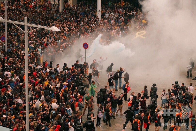 カタルーニャ独立派幹部に長期禁錮刑 バルセロナで抗議デモ