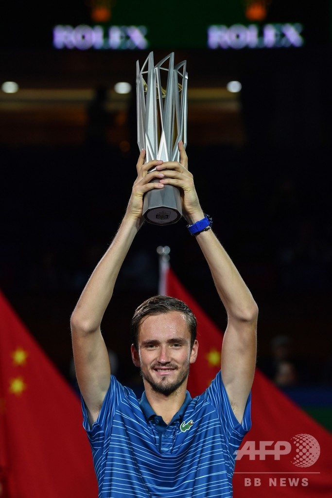 メドベージェフが上海マスターズ制覇、ズベレフを圧倒