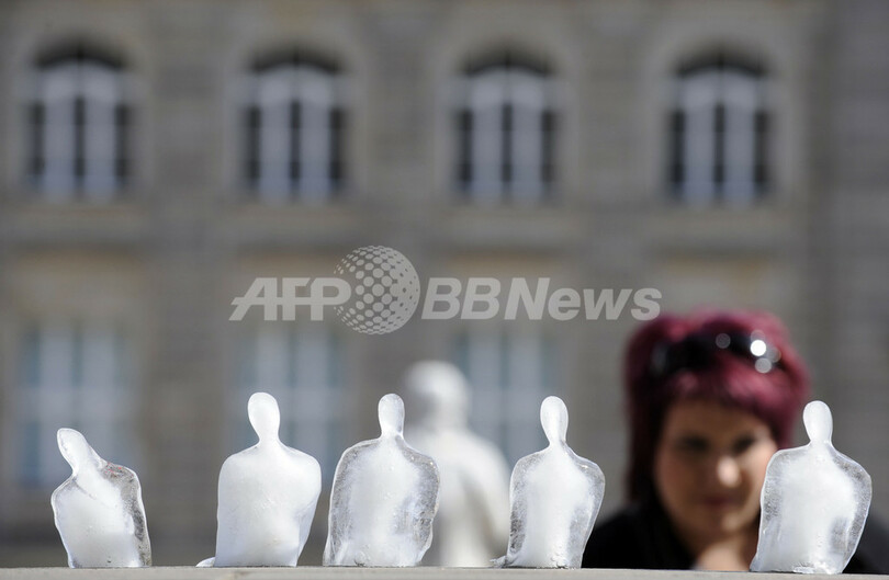 ベルリンの広場、階段に座ったまま解けてゆく1000体